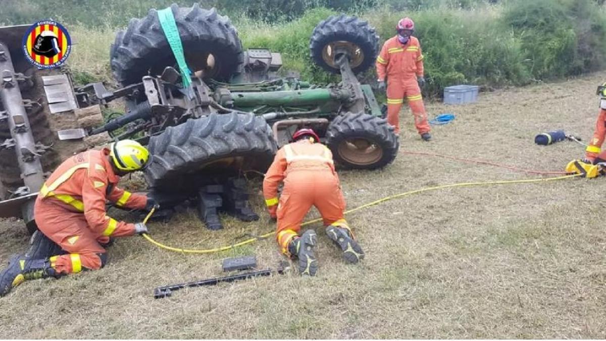 Imagen de archivo de un accidente con un tractor donde actuaron los bomberos en Xàtiva.
