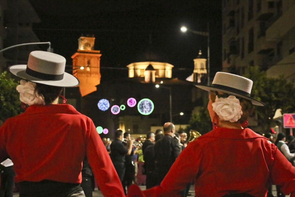 Las cuatro comparsas del bando de la cruz protagonizan un espectacular desfile por las calles del municipio