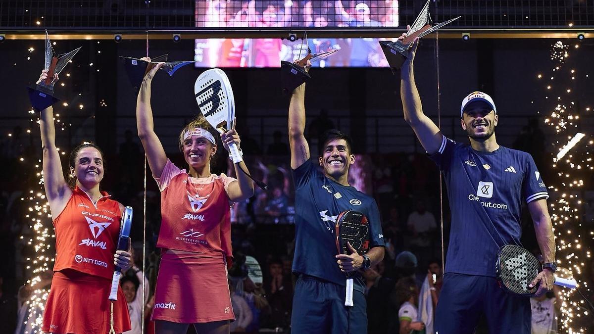 Paula y Bea, con Chingotto y Galán, campeones masculinos.
