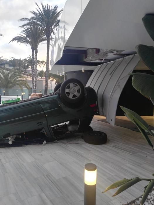 Un coche acaba volcado en la recepción de un hotel de Playa del Inglés