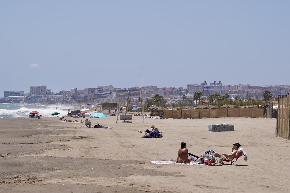 Los vertidos han prohibido el baño en la playa de Arraijanal y en la de Los Álamos.