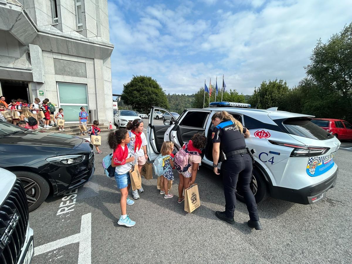 EN IMÁGENES: Los jóvenes participantes de la Escuela de Vacaciones de Corvera visitan el Ayuntamiento