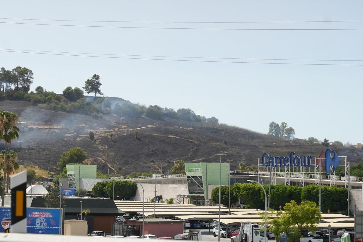 Imagen del incendio en la zona del Cerro del Carambolo en Camas (Sevilla).