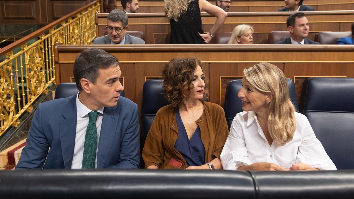 (I-D) El presidente del Gobierno, Pedro Sánchez; la vicepresidenta primera y ministra de Hacienda, María Jesús Montero y la vicepresidenta segunda y ministra de Trabajo, Yolanda Díaz.