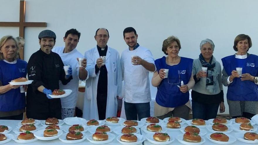 Los cocineros con el director del centro de San Juan de Dios, trabajadores y voluntarias.