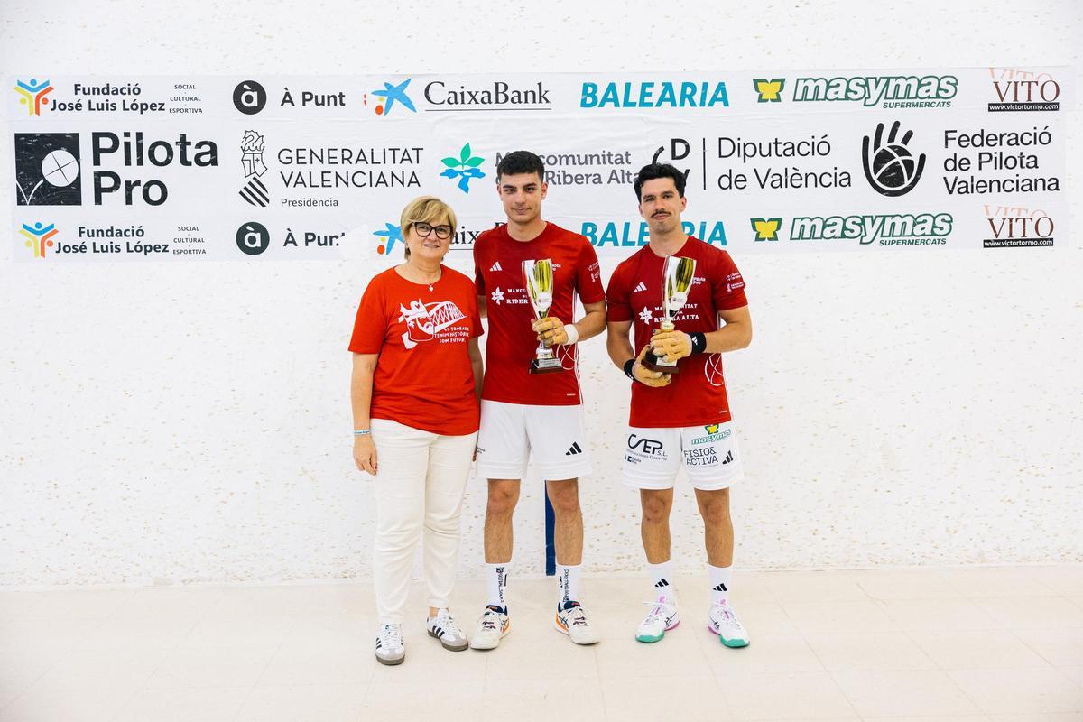 Paqui Momparler, presidenta de la Mancomunitat de la Ribera Alta, lliura els trofeus a Vercher i Seve.