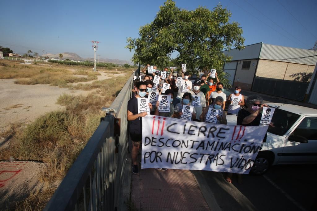 Protesta de los vecinos del barrio de Los Manchegos en San Vicente por un solar con amianto