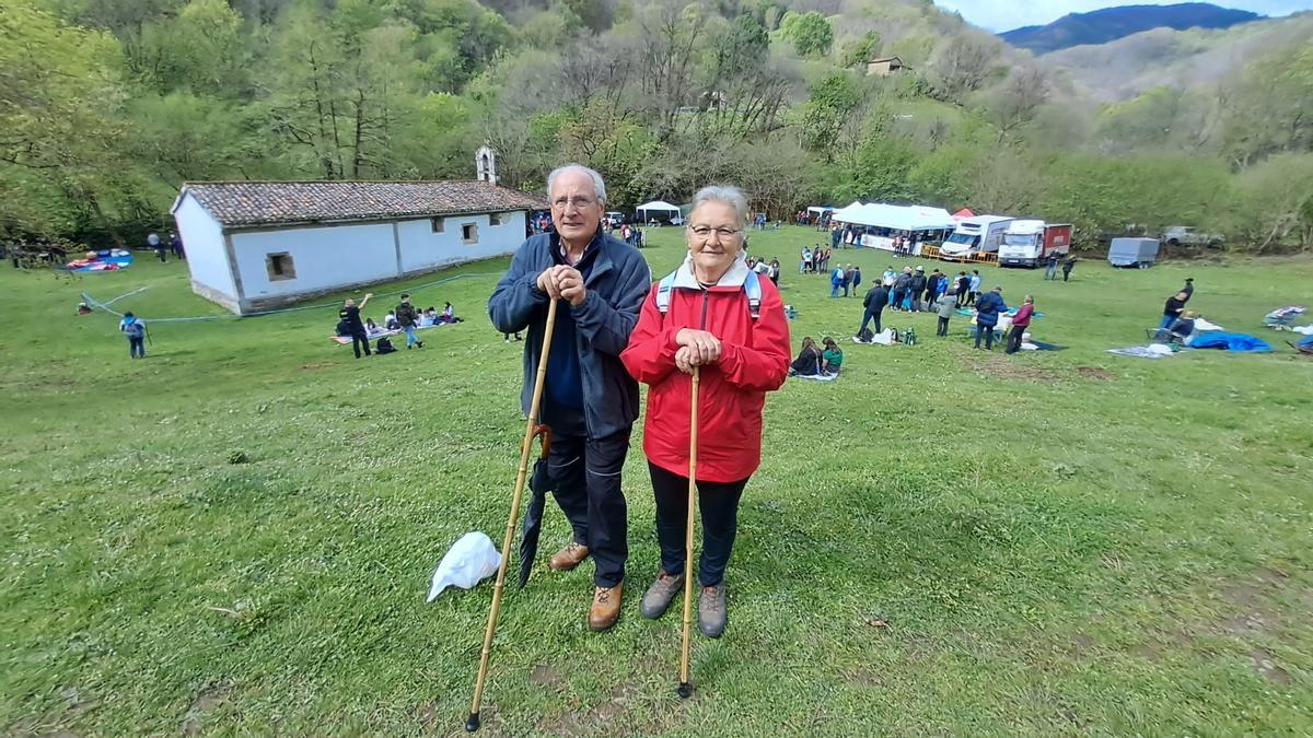 Nieves Álvarez y Artuto Oliveira, en el "prau" de la fiesta.