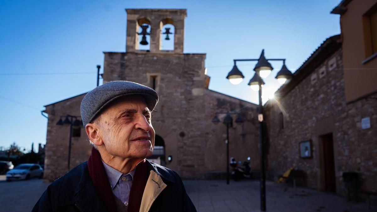Josep Ruaix, davant de la façana de l'església de Sant Vicenç de Calders