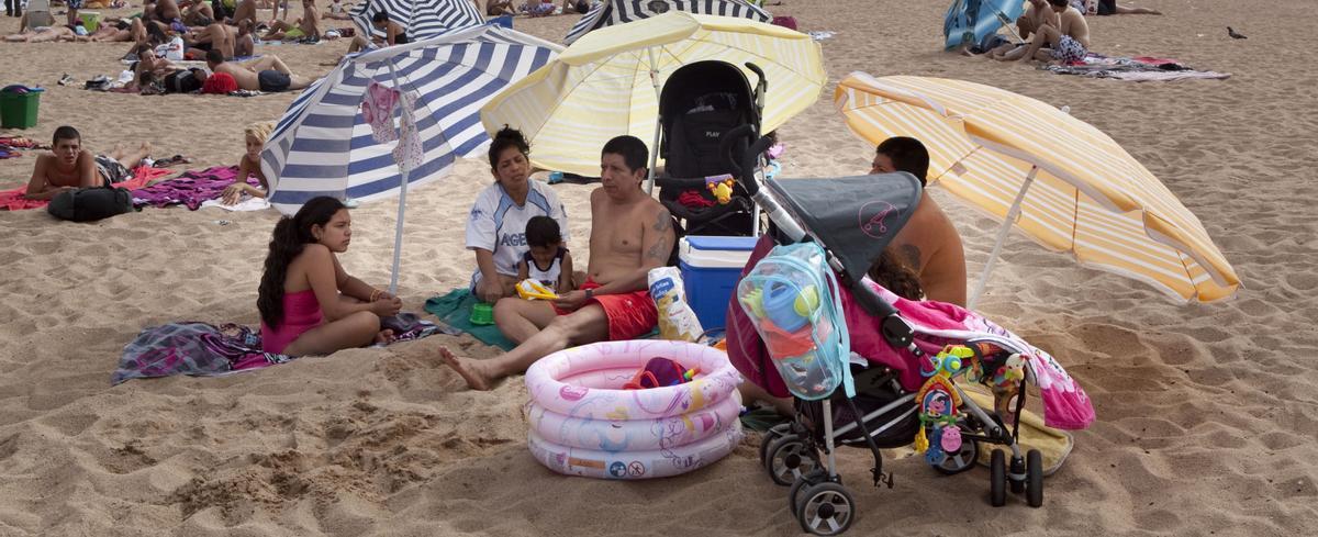 Familia en la playa de Sant Adrià del Besós