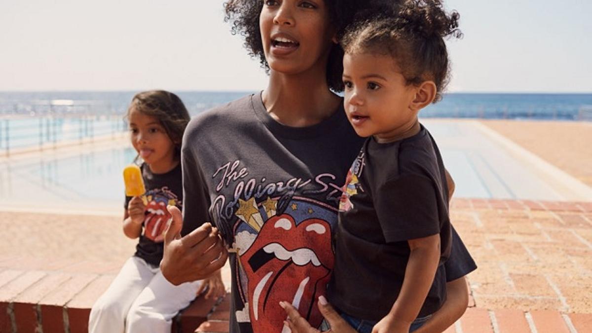 Camisetas de H&amp;M para madres e hijas vestidas a juego
