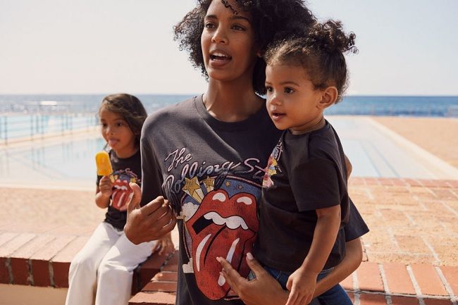 Camisetas de H&amp;M para madres e hijas vestidas a juego