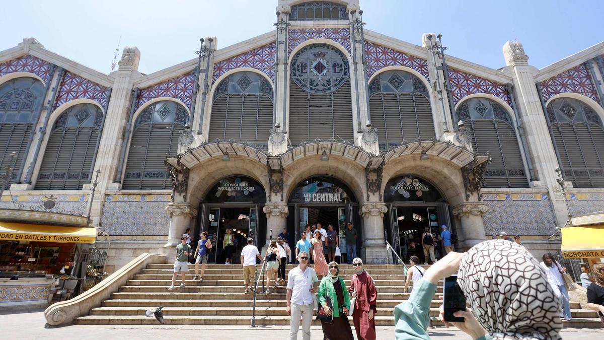Turistas ante la fachada principal del Mercado Central, una joya modernista de València