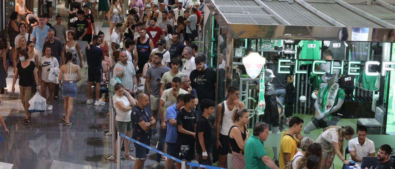 Colas en el centro comercial L’Aljub, en cuya tienda oficial se establecieron tres puntos de atención. | ANTONIO AMORÓS