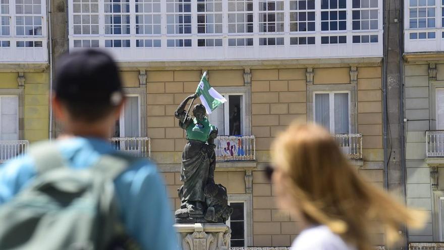 La estatua de María Pita, de verdiblanco para apoyar al Liceo