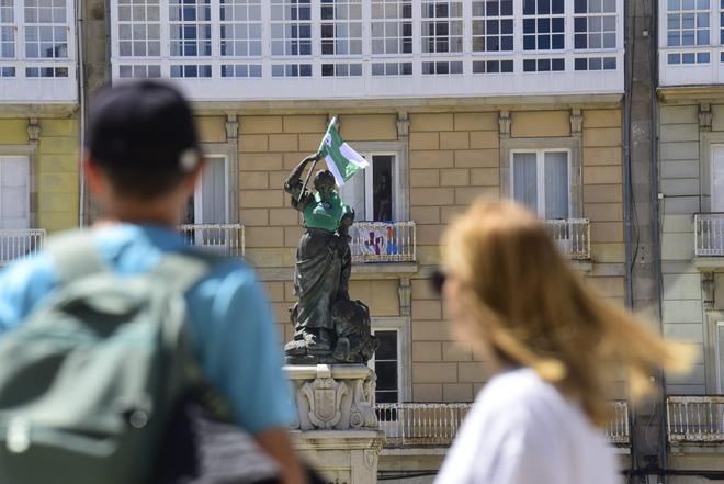 La estatua de María Pita, de verdiblanco para apoyar al Liceo