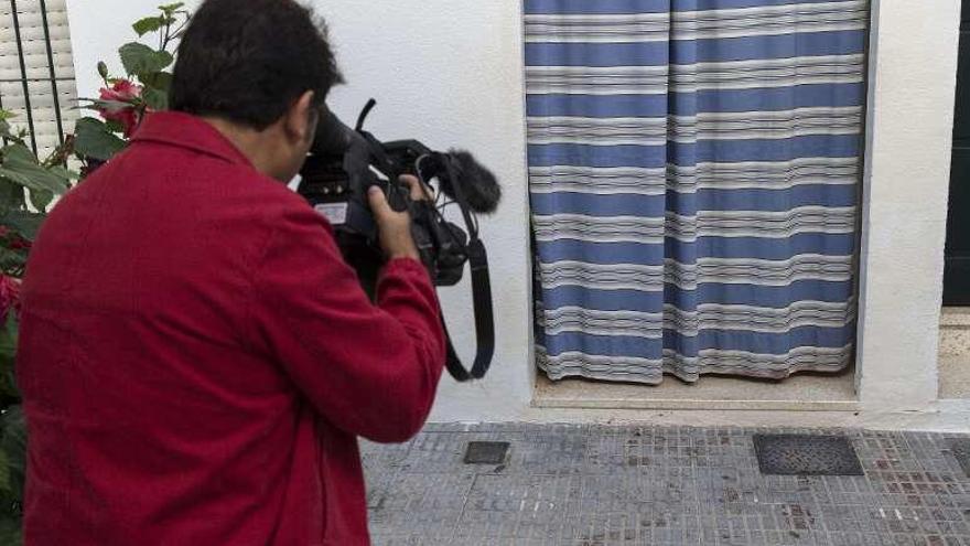 Un cámara filma el lugar donde la mujer dejó un reguero de sangre.