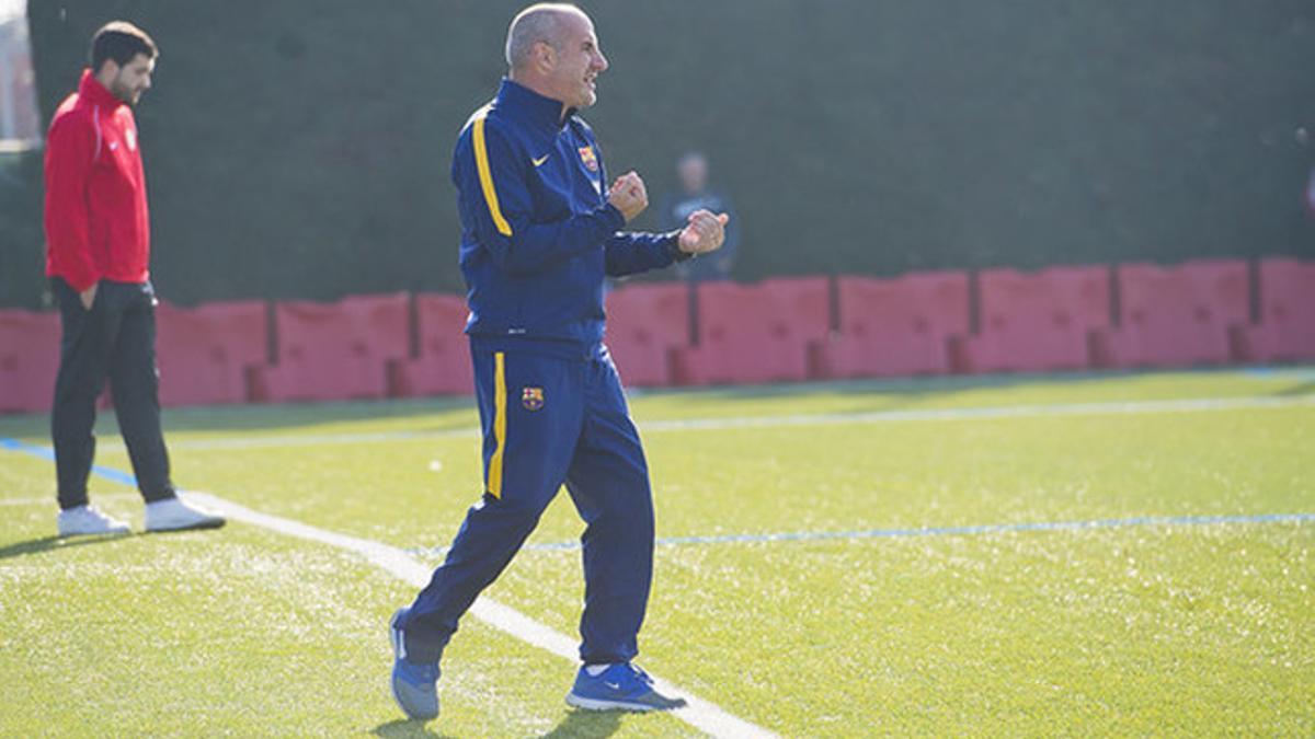 Marc Serra, entrenador del Alevín 'A', durante un encuentro en la Ciutat Esportiva Joan Gamper