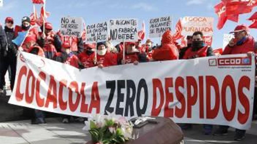 La protesta de los trabajadores de Coca-Cola, ayer.