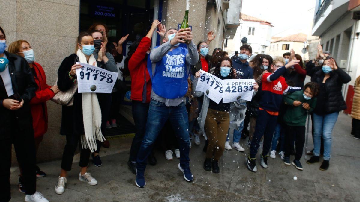 Así celebró a Illa de Arousa la lluvia de millones de la Lotería