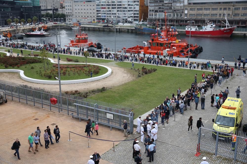 Cientos de personas han subido a bordo del portaeronaves más grande de la Armada española