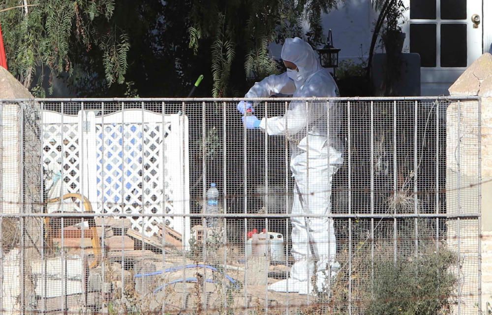 La Policía Científica analiza la caseta donde vivían los niños y el terreno donde estaban enterrados.