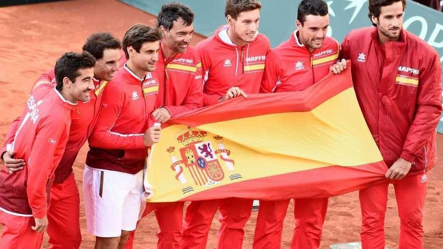 El equipo español de la Davis posa tras derrotar a Alemania el pasado mes de abril