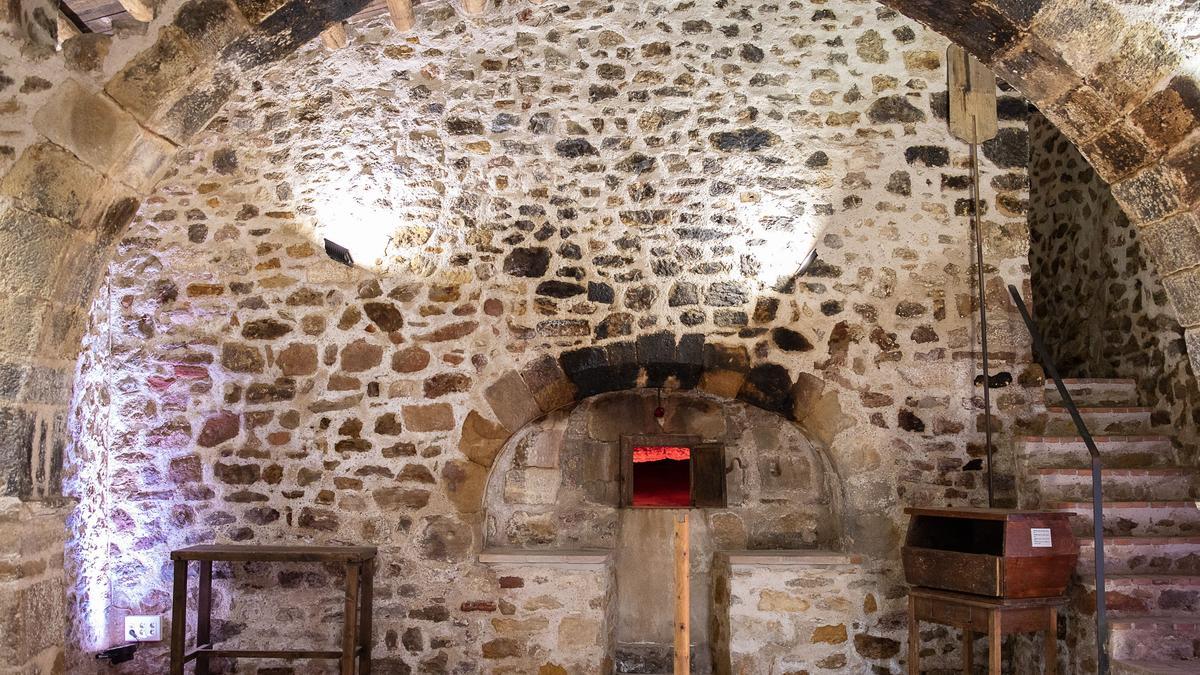 El Forn de Dalt, adosado a la antigua muralla y de arquitectura románica, es uno de los hornos medievales conservados más grandes de la Comunitat Valenciana.