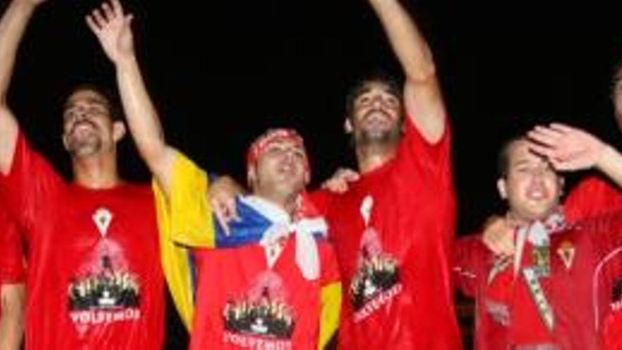 Los jugadores del Real Murcia llegaron de madrugada a la capital y no dudaron en bañarse en La Redonda para celebrarlo