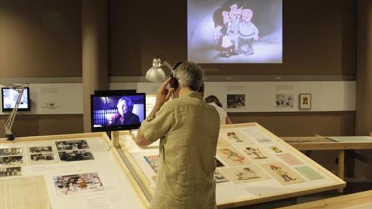 Un visitante, en la exposición sobre 'Garbancito de la Mancha' del Museu del Cinema de Girona
