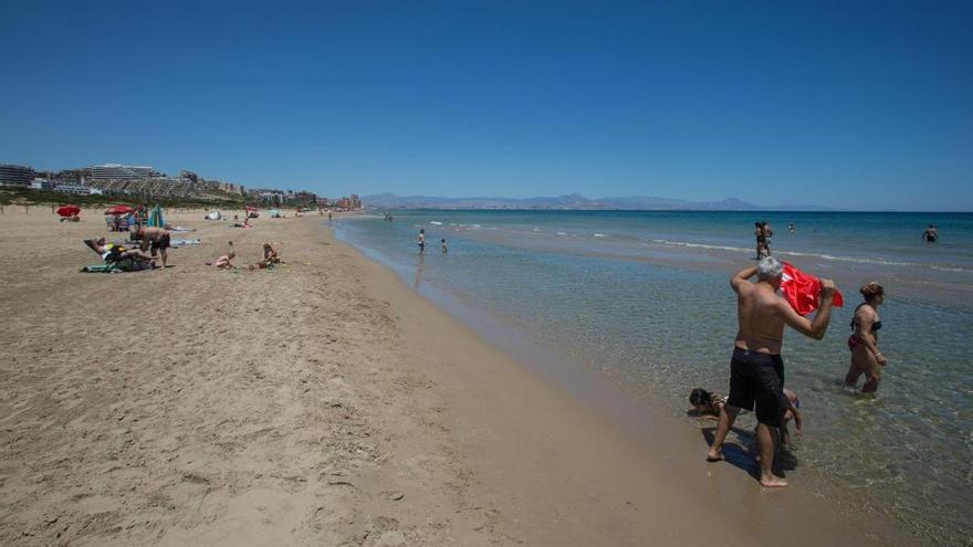 Buceadores voluntarios recogerán plásticos en la playa del Carabasí el sábado