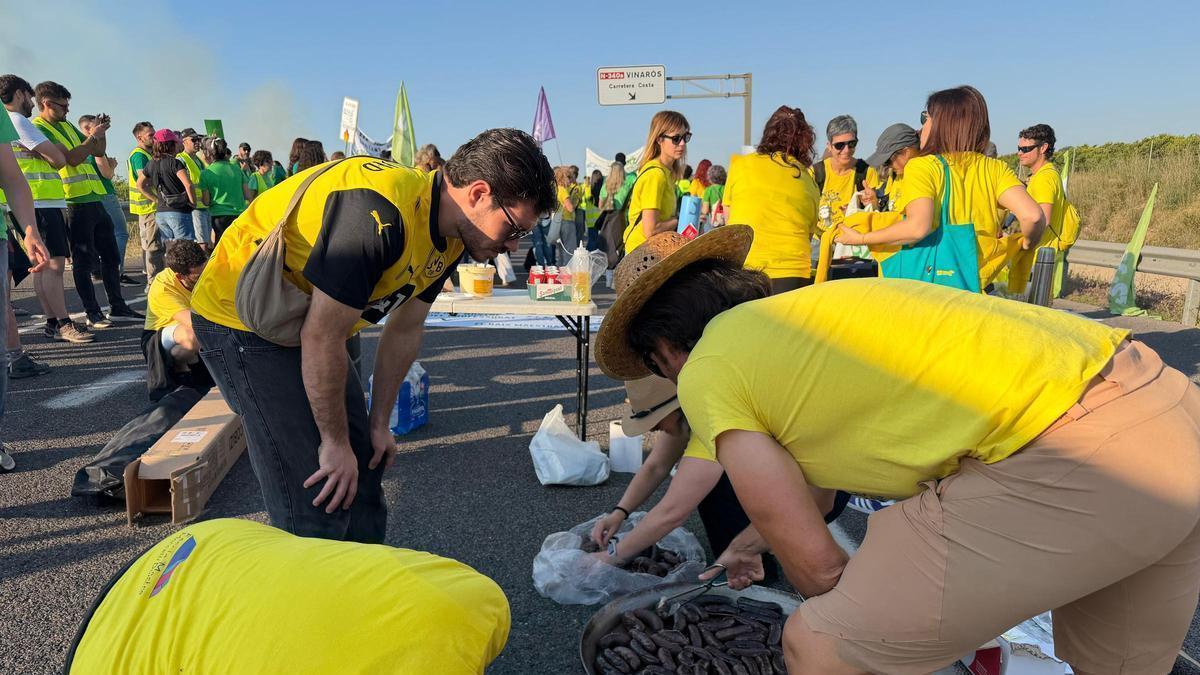 Docentes catalanes y valencianos en una acción conjunta en la frontera, este jueves.