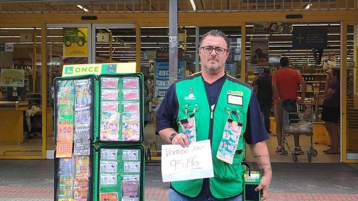 Alejandro Serrano Martín, en el Alimerka de la avenida del Campón de Salinas