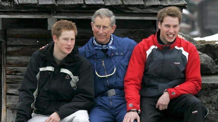 El príncipe Carlos, con sus hijos Guillermo y Enrique en una imagen de archivo