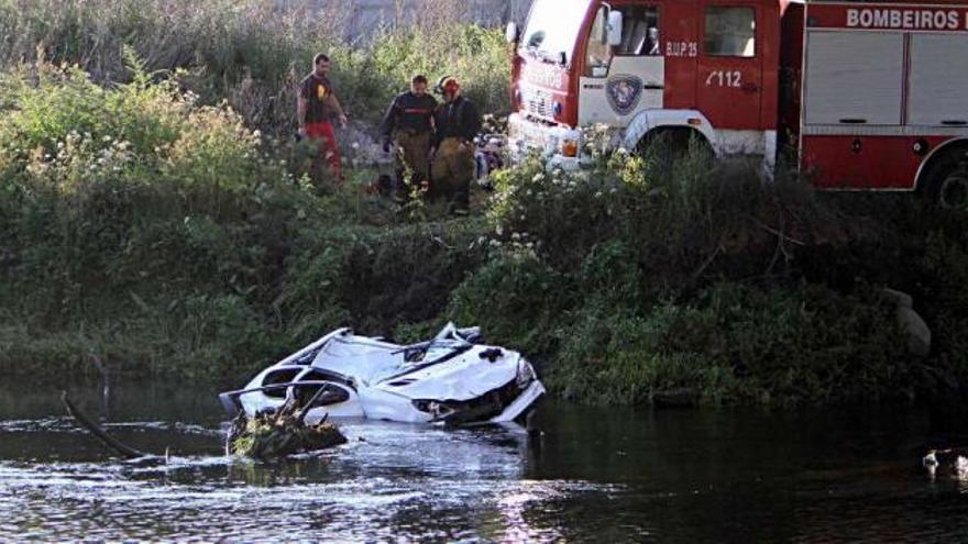 Un joven muere al caer su coche al Umia en Barrantes desde un puente