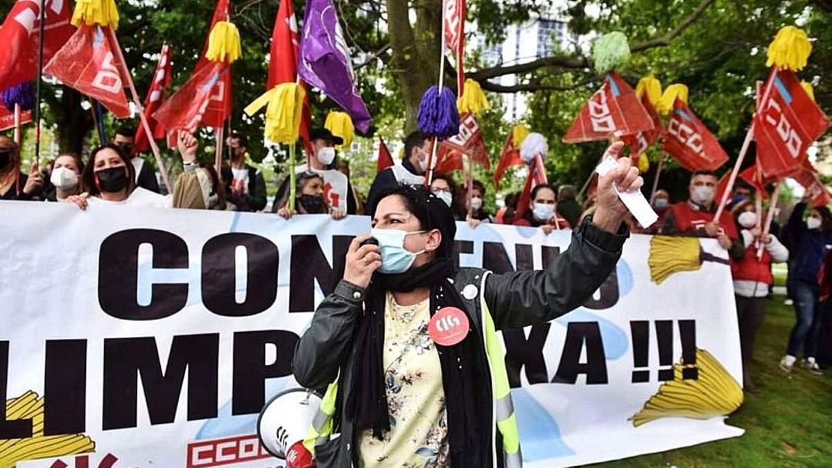 Protesta de persoal da limpeza diante da Confederación de Empresarios de A Coruña, esta semana.   | // L.O.