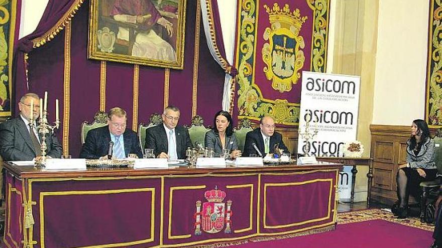 En la mesa presidencial, por la izquierda, Miquel Moragas, Severino García Vigón, Santiago García Granda, Ángeles Rivero y Carlos Fernández Collado.
