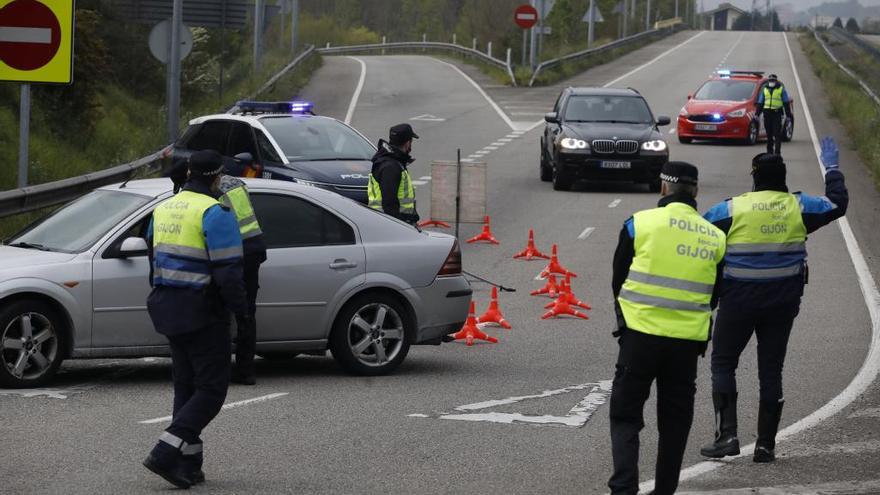 Agentes de la Policía Local de Gijón y Nacional en un control