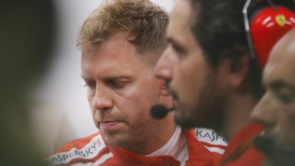Sebastian Vettel (Ferrari), con cara de pocos amigos en el box de Singapur.