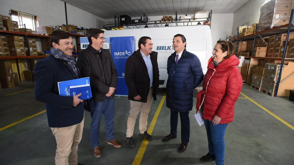 José María Bellido y Blanca Torrent, en su visita a la empresa Leuk Soluciones Energéticas.