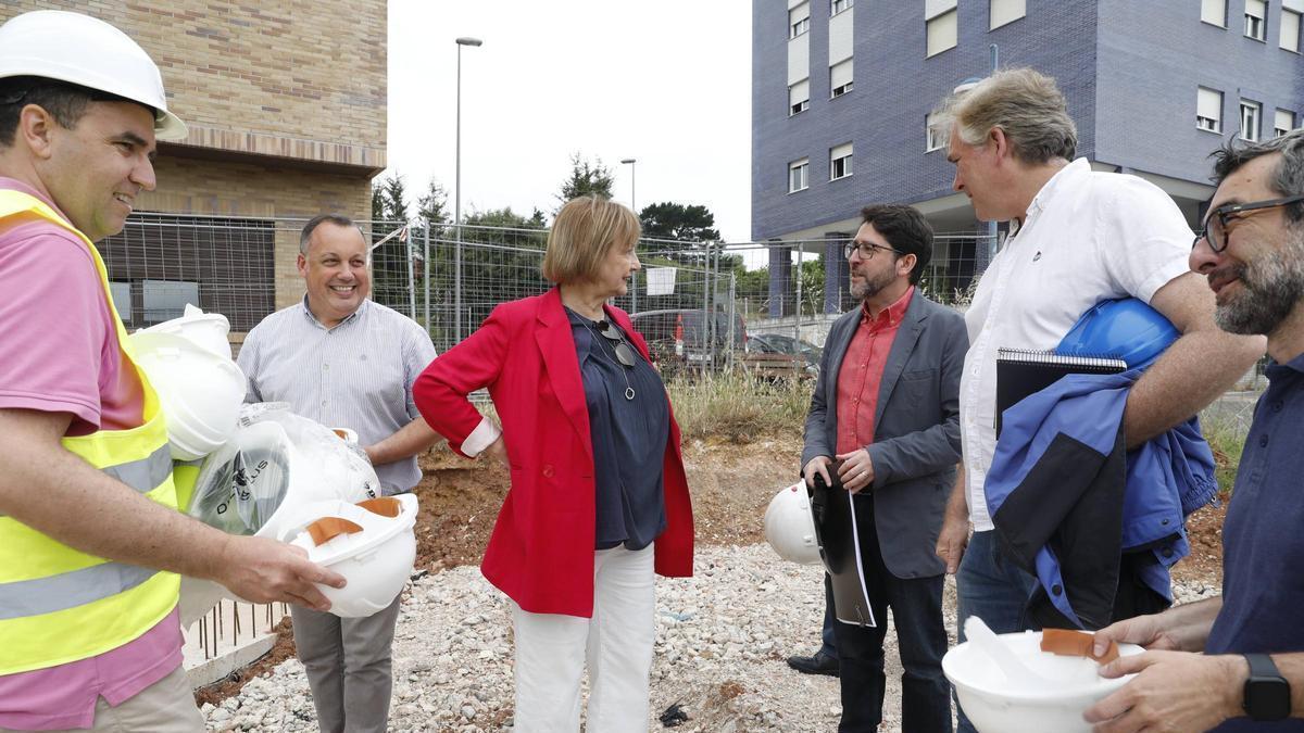La alcaldesa, con los arquitectos y concejales, a pie de obra, en La Grandiella.