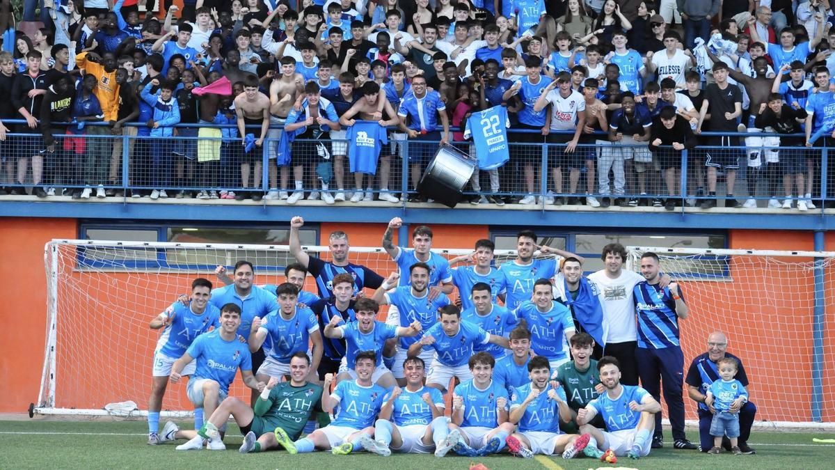 Los jugadores del Binéfar celebran la victoria en la ida frente al Huesca B
