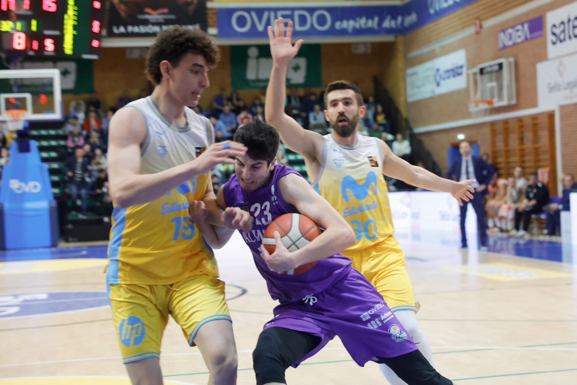 Día histórico en Pumarín: el Alimerka Oviedo gana (68-66) al Estudiantes y da un paso hacia la permanencia