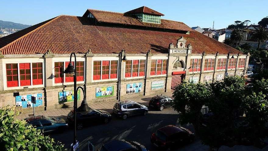 Propaganda electoral en unos paneles en la fachada de la plaza de abastos de Cangas.  // Gonzalo Núñez