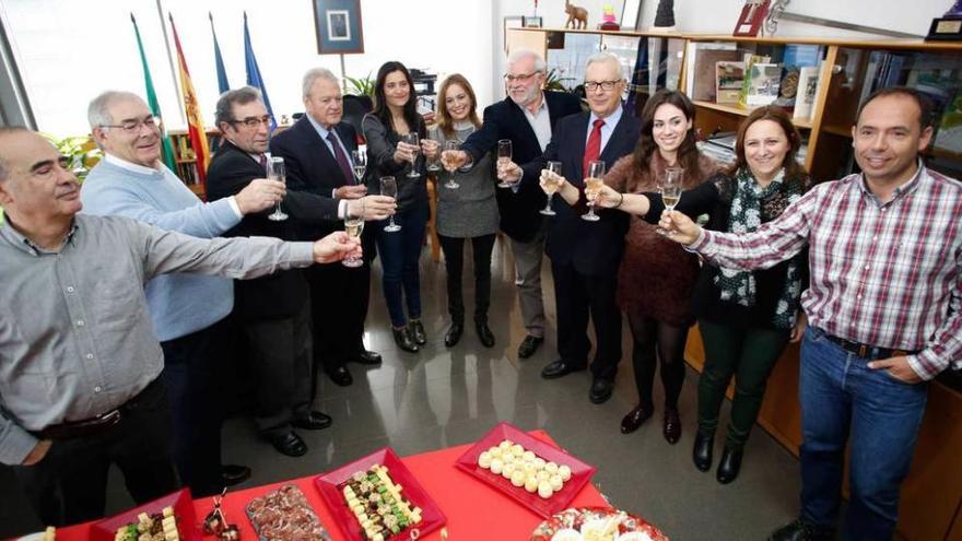 Brindis de exalcaldes con Triguero y varios concejales