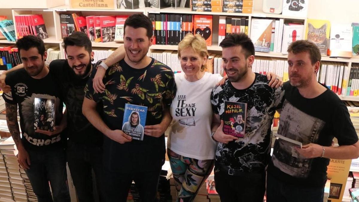 Mercedes Milá, con los 'youtubers' AuronPlay, Wismichu, Perxitaa, Kajal Napalm y Tiparraco a los que ha amadrinado en la presentación de sus respectivos libros.