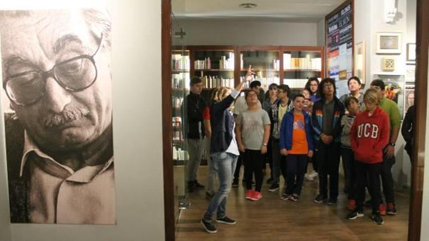 Un grupo de escolares visita el aula didáctica dedicada a Joan Fuster en Sueca, imagen de archivo.