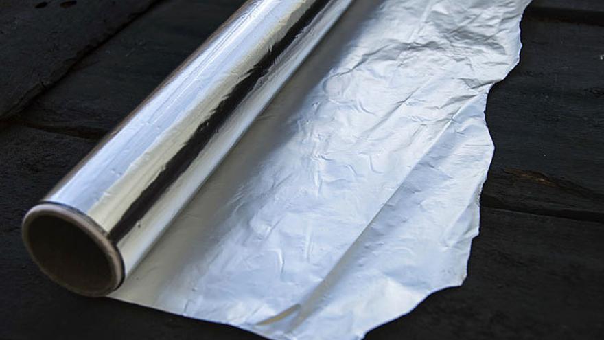 Envolver el pie con papel de aluminio: el secreto que cada vez copia más gente