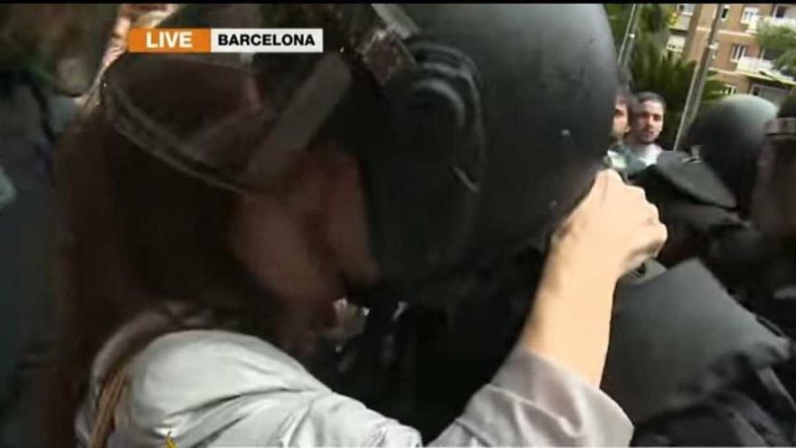 Vídeo | Un policia imputat per l&#039;1-O denuncia el petó no consentit d&#039;una manifestant el 2017