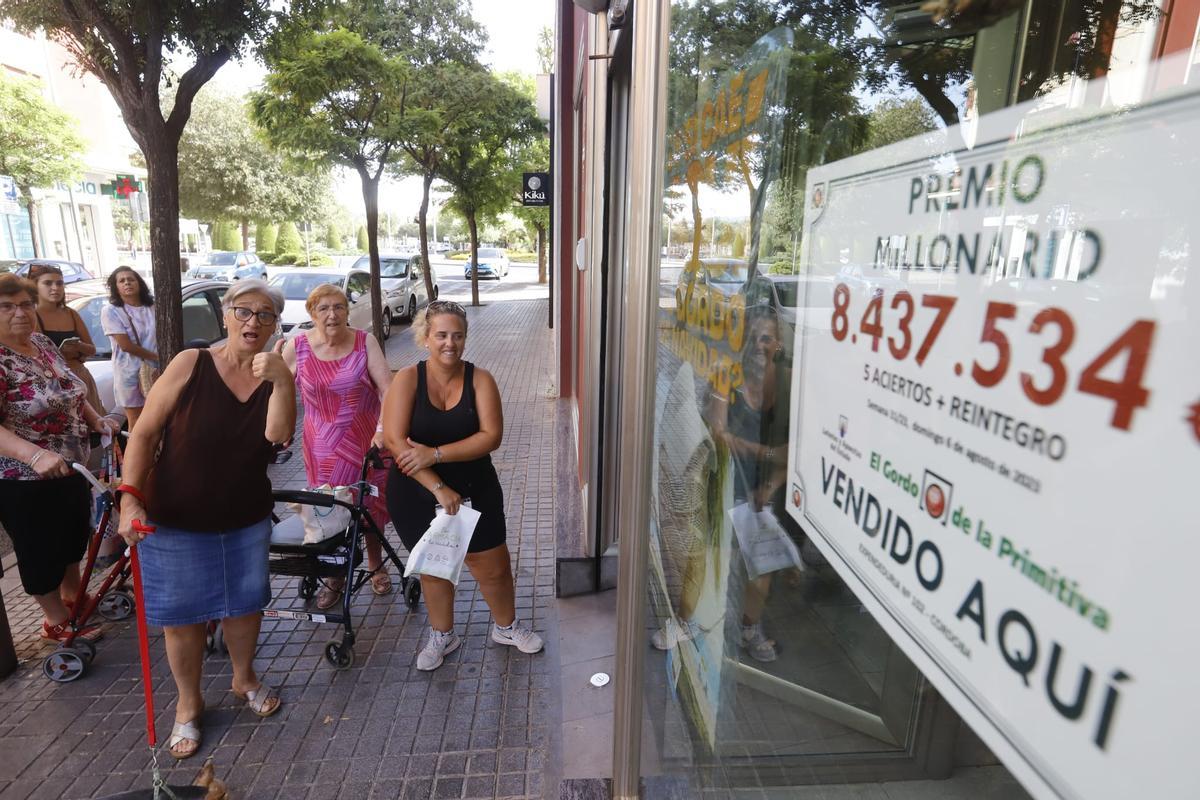 Vecinas de la zona junto al estanco y punto de venta de lotería de la calle Isla Menorca, donde se ha validado un boleto con el Gordo de la Primitiva.